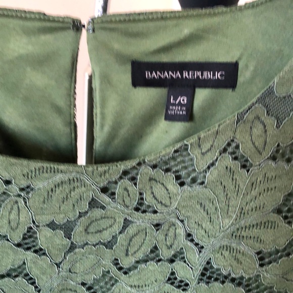 Green forest lace top with bell shaped sleeves - Picture 2 of 4